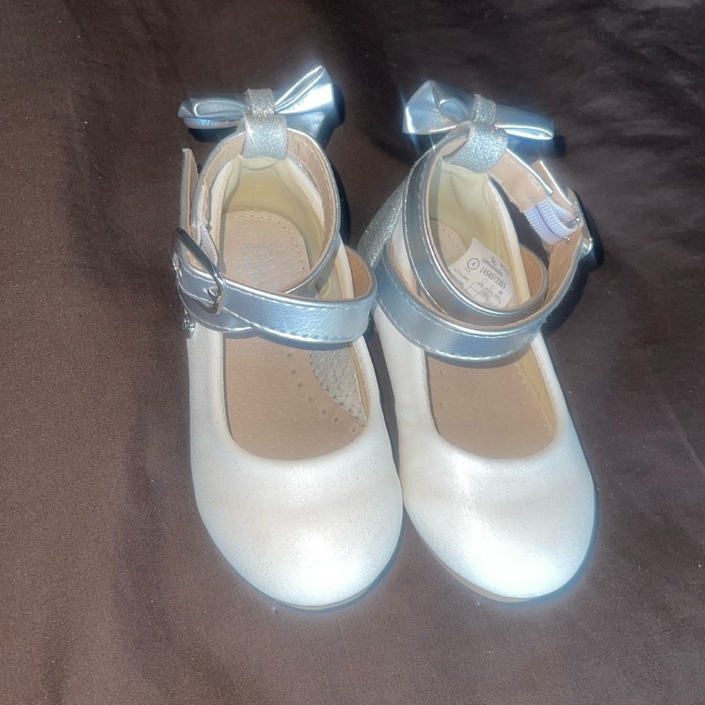 Dress shoes color white,size 4,